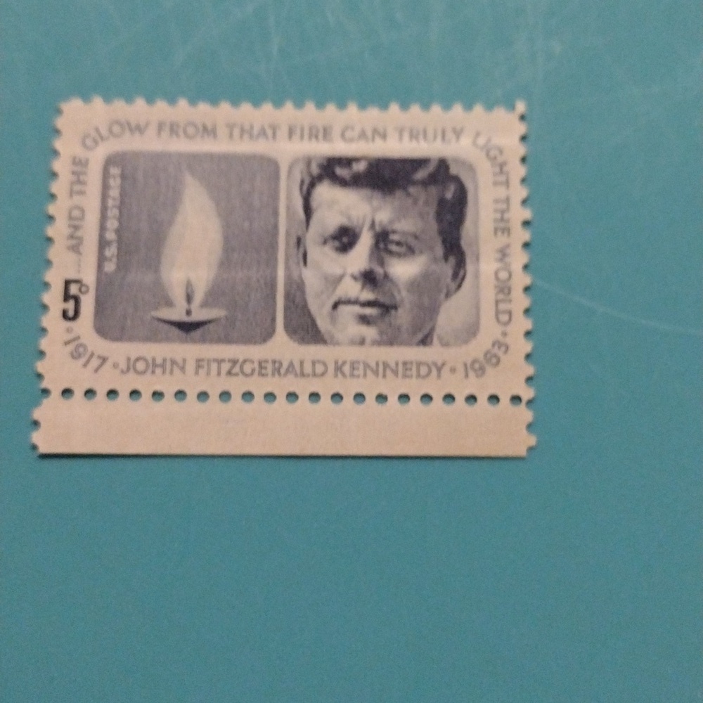 Vintage JFK Memorial Stamp – Classic Portrait & Eternal Flame, Rare Collectible! - Picture 2 of 4